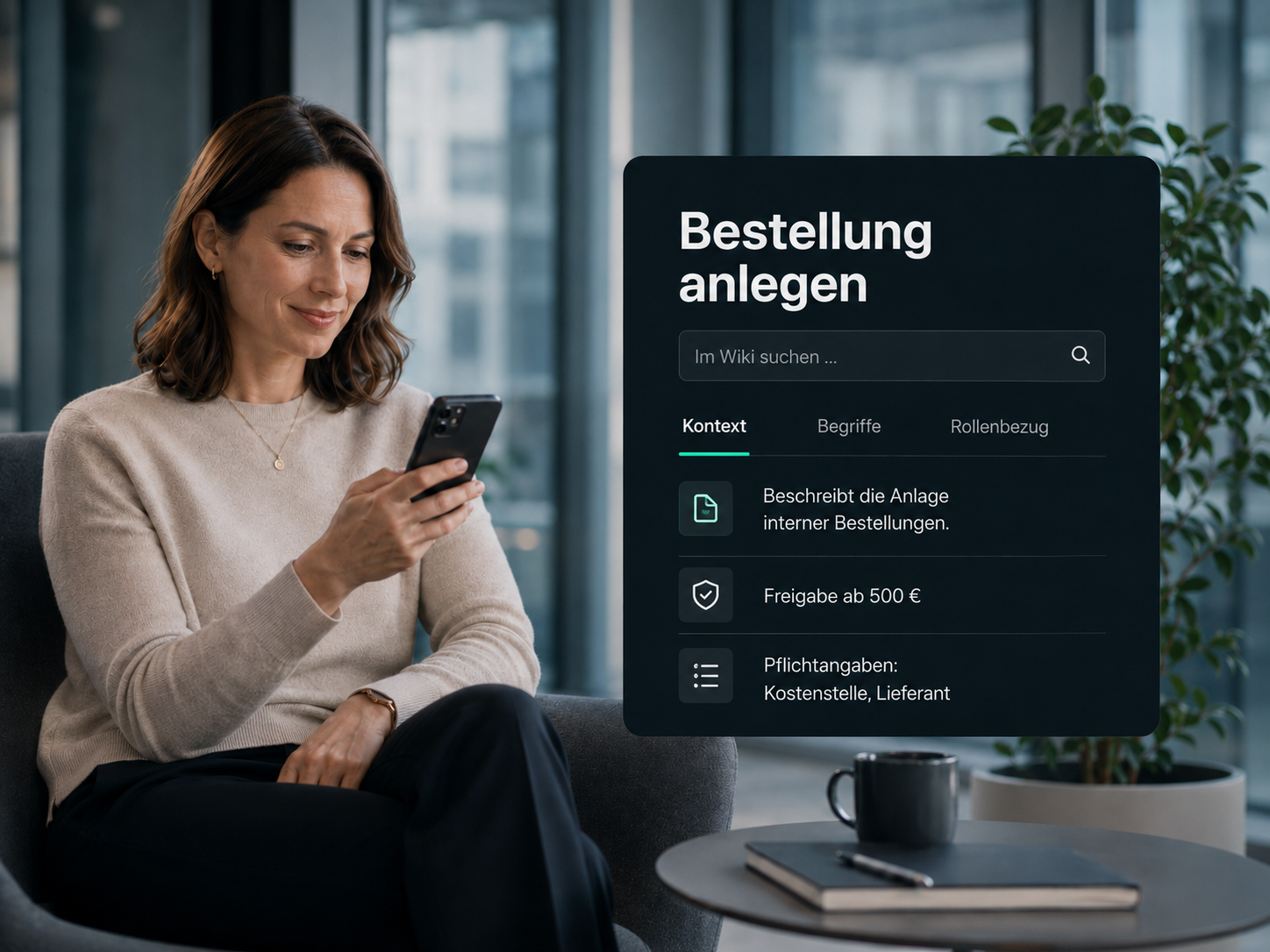 Mitarbeiterin liest auf dem Smartphone; daneben ein Implix-Wiki-Eintrag zu "Bestellung anlegen" mit Kontext, Begriffen und Rollenbezug