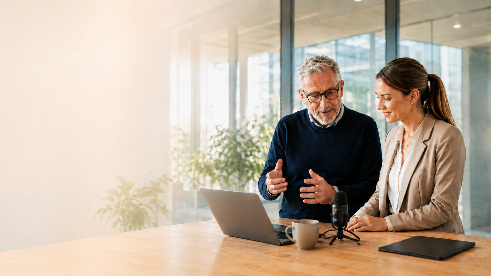 Expertengespräch mit digitalem Interview-Workflow auf einem Laptop